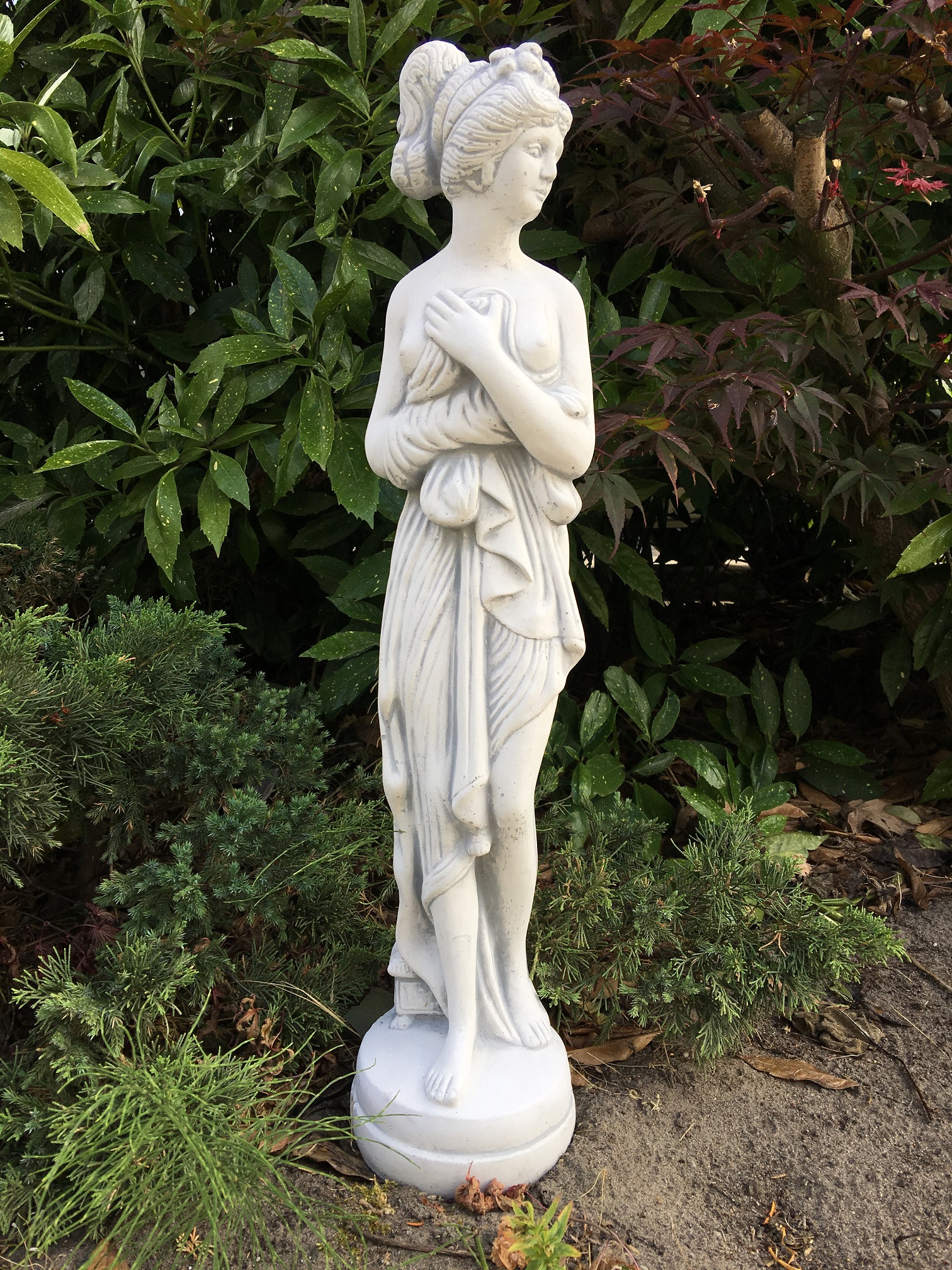 Prachtig vol wit stenen beeld van een erotisch geklede staande dame, super mooi voor in de tuin!!